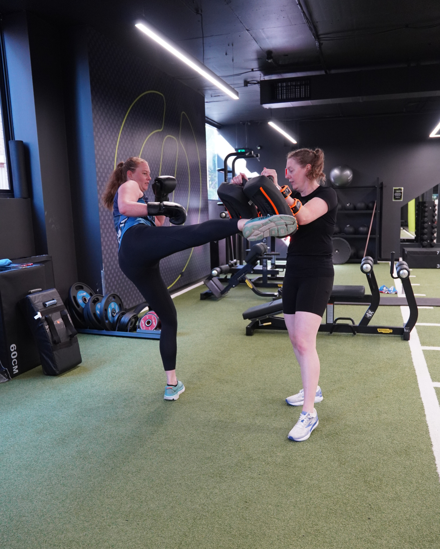 Kelsy coaching kickboxing